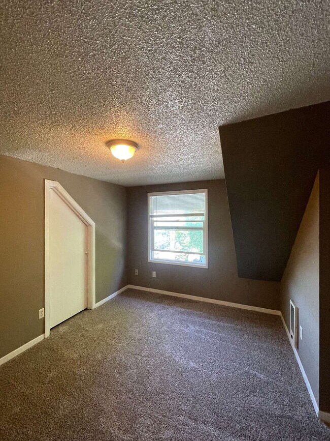 Building Photo - Spacious 3-Bedroom, 1.5-Bathroom Apartment in NW Portland