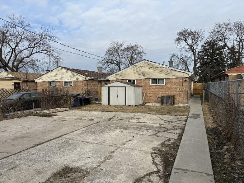 Building Photo - 9508 S Green St