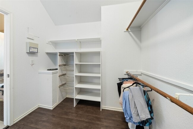 Building Photo - 9333 Fairmont Dr