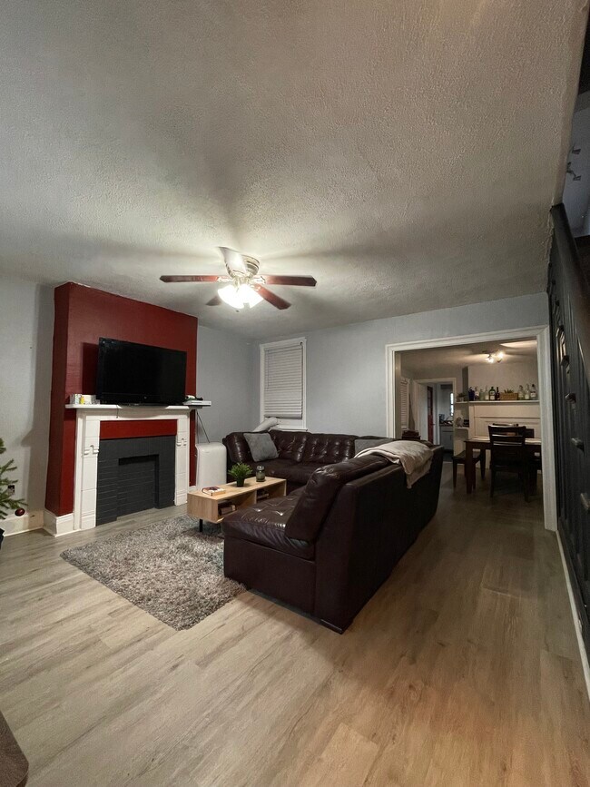 Building Photo - 1318 Sarah St