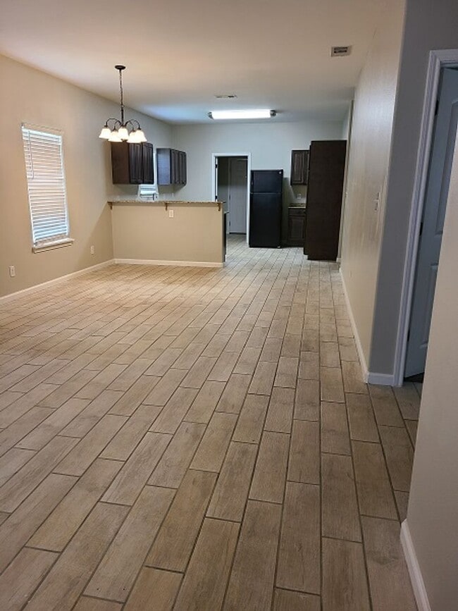 Building Photo - 3 bedroom 3 bathroom home available in July!