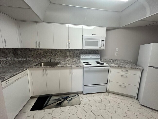 Building Photo - 1000 Parkview Dr