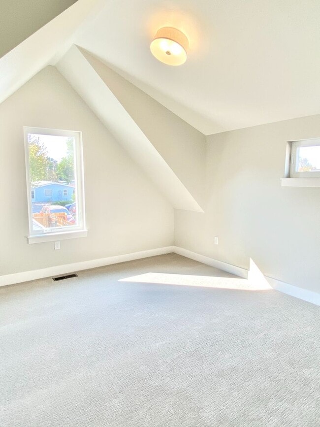 Building Photo - 614 Lesser Dr