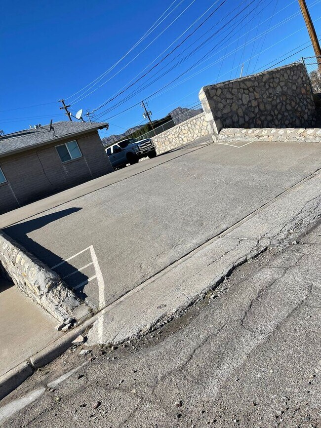 Building Photo - 4555 Sun Valley Dr