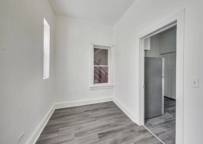 Building Photo - 2438 W 25th St