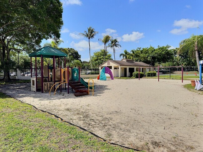 Building Photo - 3831 Cocoplum Cir