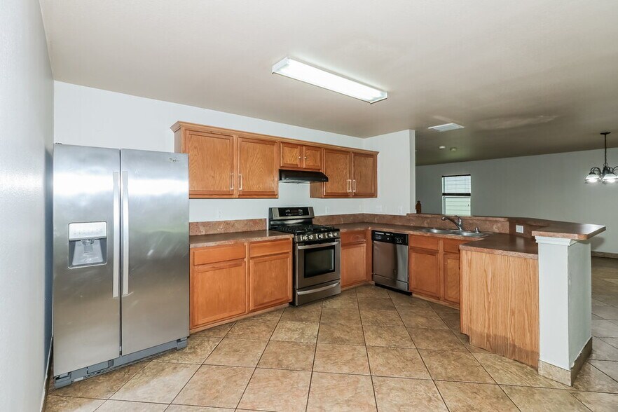 Building Photo - 5027 Oak Briar Ln