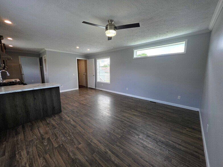 Building Photo - 3610 Pinoak St