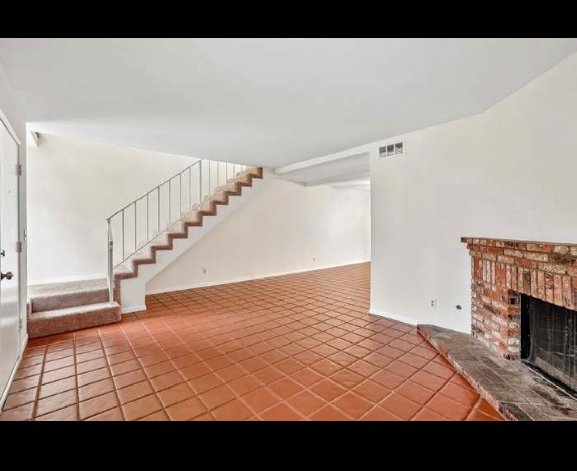 Building Photo - 15210 Shadybend Dr