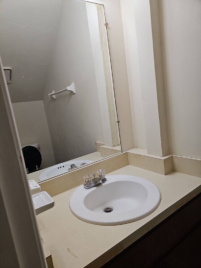 Building Photo - Perfect 1 Bedroom 1.5 Bathroom Townhome! Newer Flooring, Paint, and Appliances!