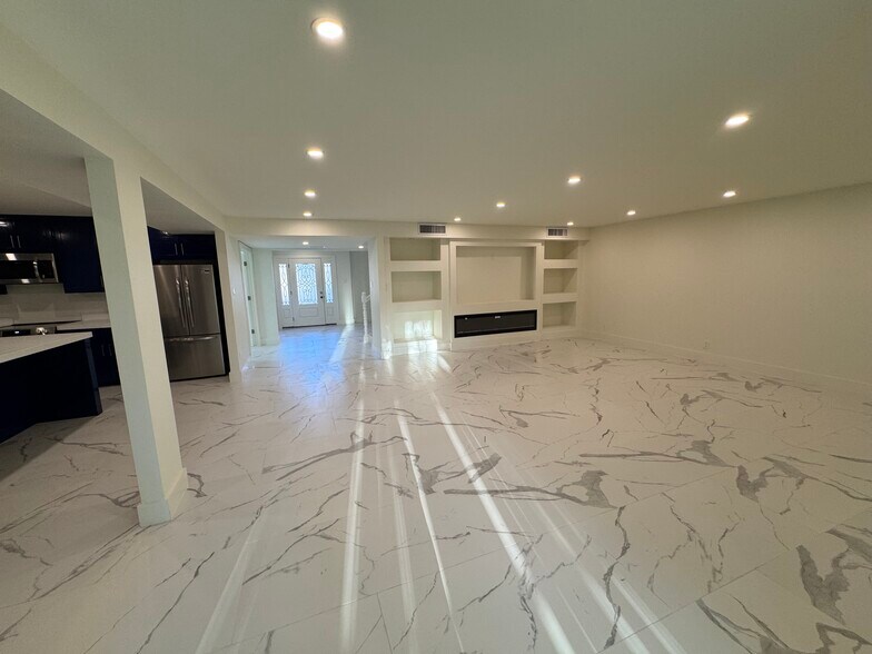 Building Photo - 13 Royale Cir