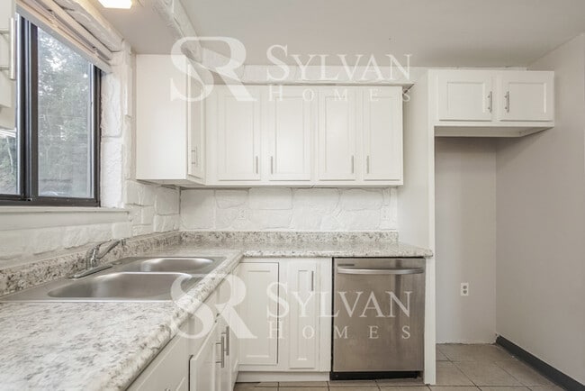 Building Photo - Charming 3BR 2.5BA split foyer home