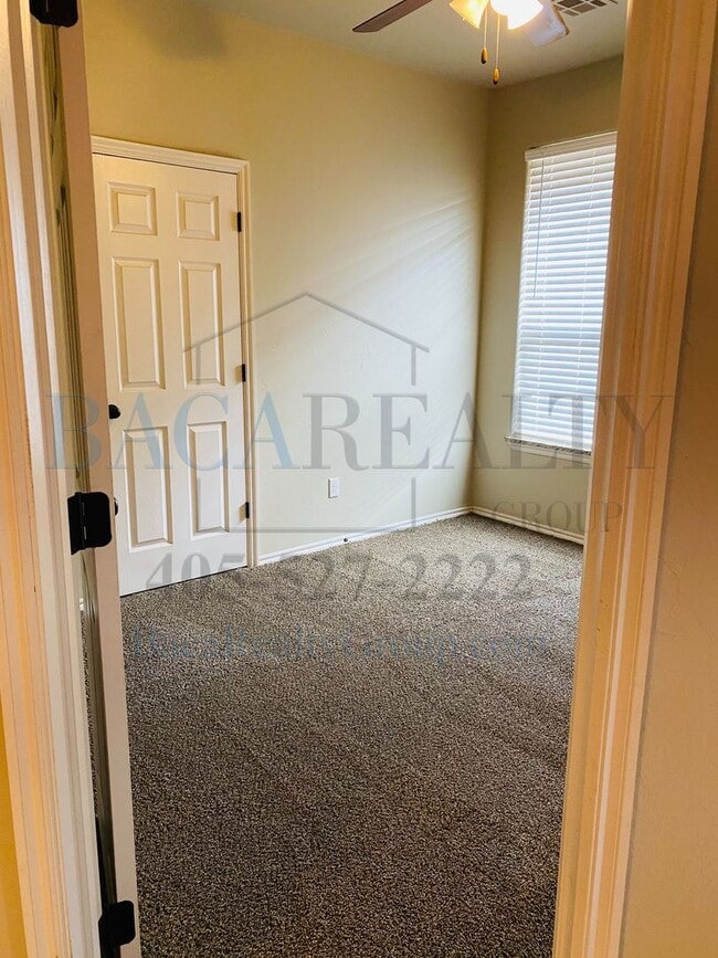 Building Photo - 3br 2ba duplex with 2 car garage!