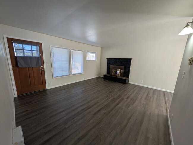 Building Photo - Well Maintained Duplex Unit in Bremerton, ...