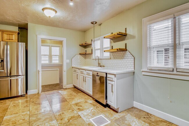 Building Photo - Charming 3-Bed, 1.5-Bath Home with Garage & Modern Comforts - Available NOW!