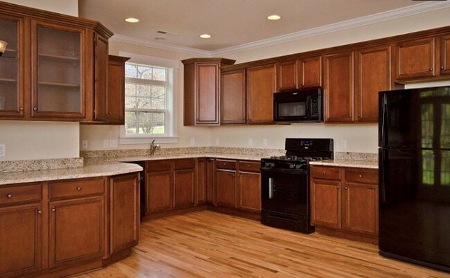 Building Photo - Townhouse walking distance from Black Moun...