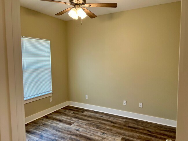 Building Photo - For Rent - 4 Bedroom, 2 Bath, Valley View!