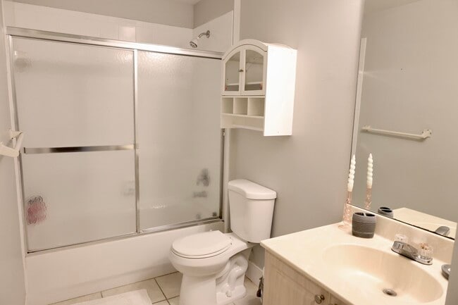 Building Photo - 2060 Greenview Shores Blvd