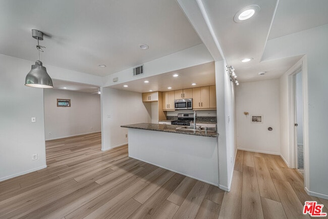 Building Photo - 726 W 37th St