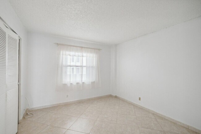 Building Photo - 3580 S Ocean Blvd