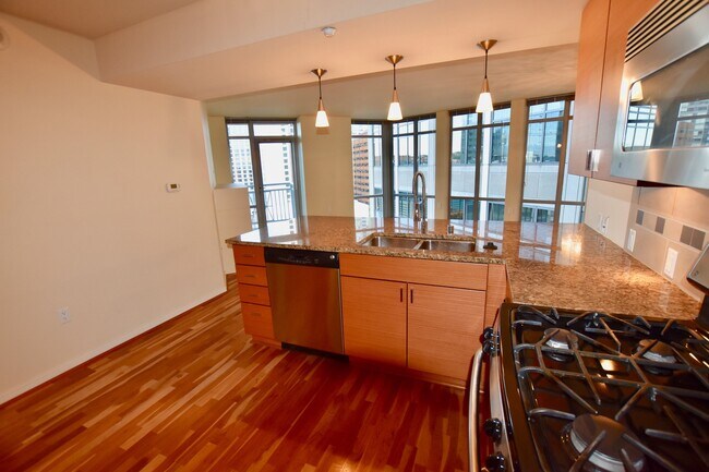 Building Photo - Beautiful Downtown 2 Bedroom Condo - Spaci...