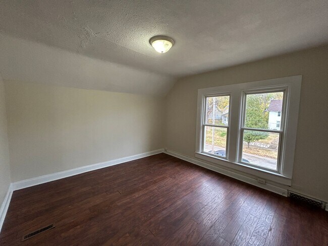 Building Photo - 3 bedroom 1 bath home in Moline