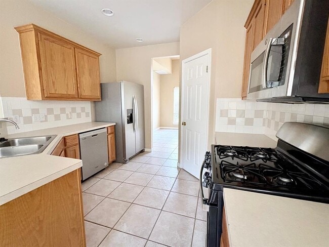 Building Photo - 2321 Clover Ridge Dr