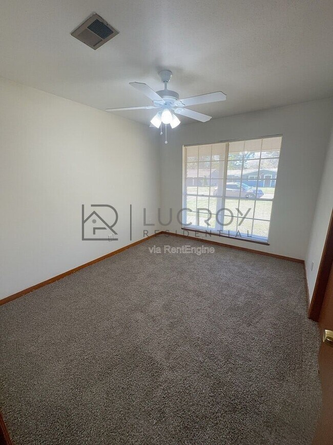 Building Photo - 2242 Castle Hill Dr