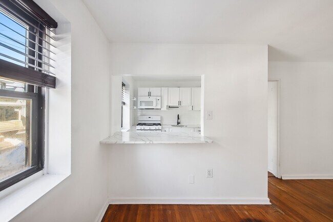 Building Photo - 165 Vroom St