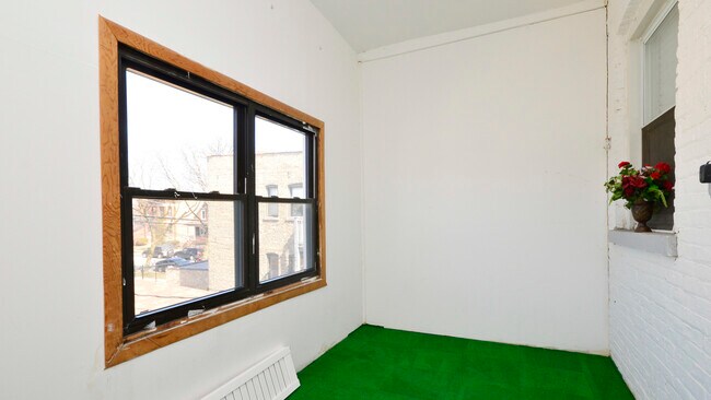Building Photo - 2904 W Diversey Ave