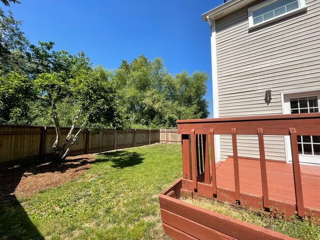 Building Photo - SE Home 3Bd/2.5Ba Home Close to the Willamette River off McLoughlin Blvd. 2 Car Garage and Washer...