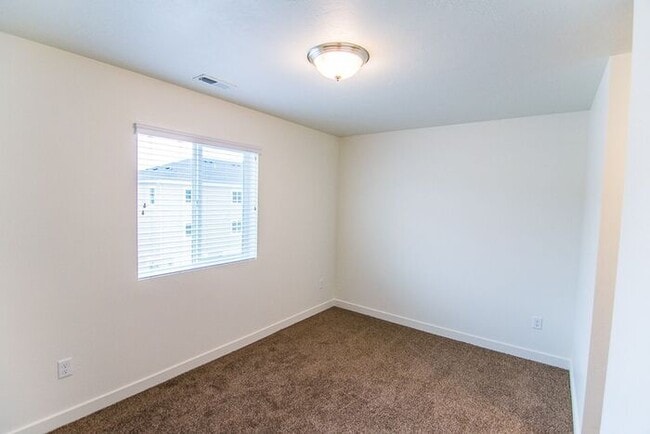 Building Photo - THE LOCHS! Gorgeous Townhome First Month Free