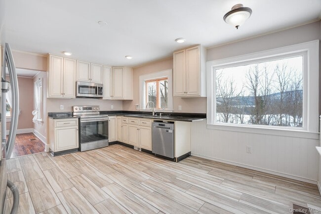 Building Photo - 18 Ketcham Dr