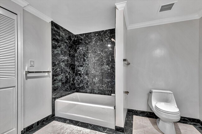 Building Photo - 2200 Sacramento St