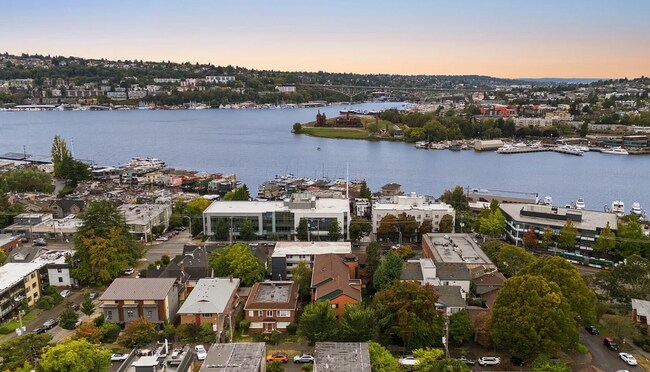 Building Photo - Charming 1 bed condo in desired Eastlake! ...