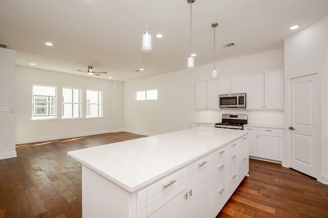 Building Photo - 426 Sikes St