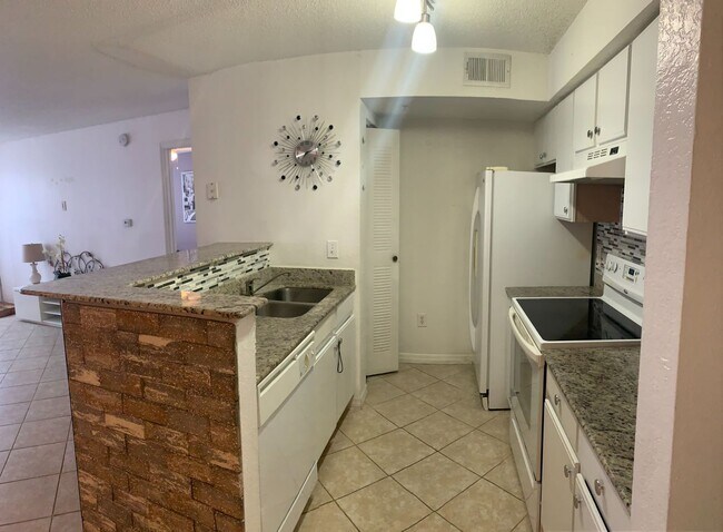 Building Photo - Spacious and Beautiful - Unfurnished 2/2 at Villas Del Sol !