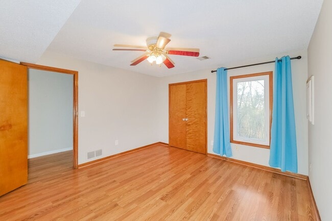 Building Photo - Shawnee Townhome with Tree Line Views and Three Levels of Living