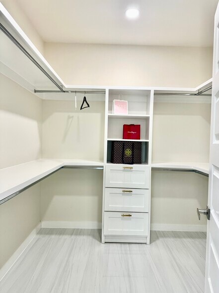 Building Photo - 6108 Mackenna Dr