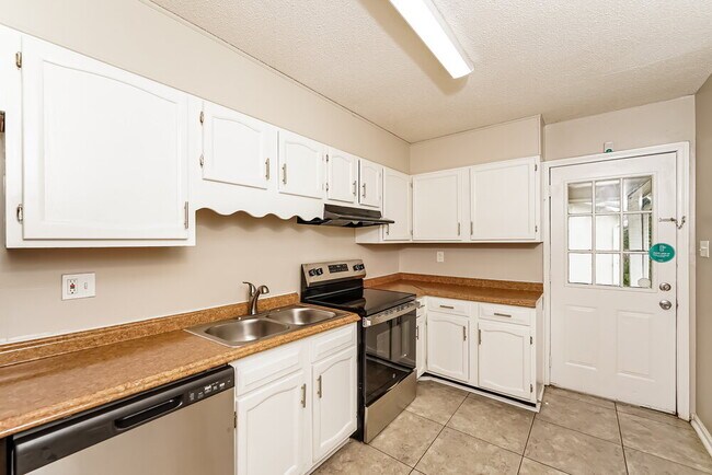 Building Photo - 2538 Martin Cir