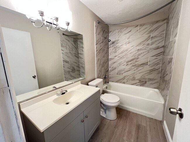 Building Photo - Charming Renovated 2 Bedroom, 1 Bathroom Home in Prime Ocala Location! Lawn Care Included!!