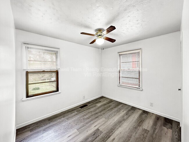 Building Photo - 1704 Lenland Ave