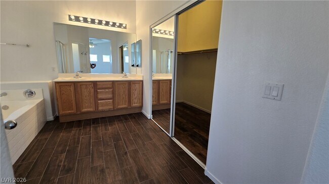 Building Photo - 3902 W El Campo Grande Ave