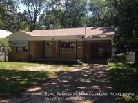 Building Photo - CUTE LITTLE BRICK HOME IN THE CITY WITH AW...