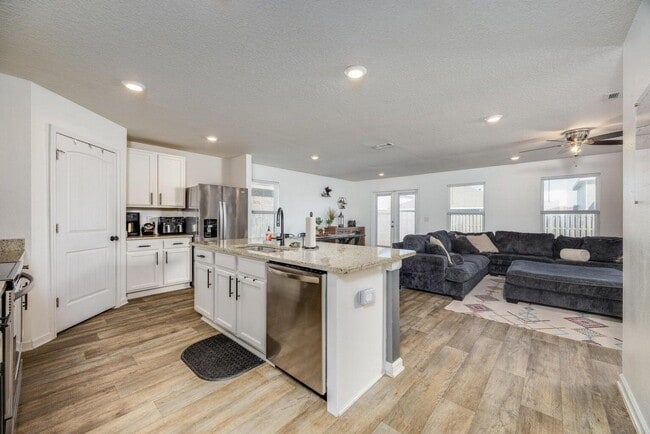 Building Photo - 1010 Limpkin St