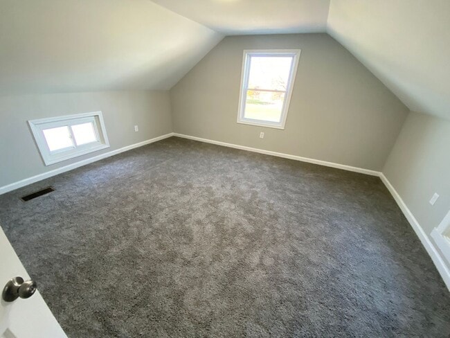 Building Photo - ELMWOOD PLACE - Fully Remodeled 2-3 bed home with 1 bath.