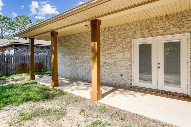 Building Photo - 4 bedroom 2 bathroom home near Eglin Air F...