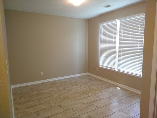 Building Photo - 811 Sweet Flower Dr