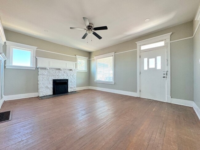 Building Photo - Sunset Heights Historic Home - 3Bed Refrig A/C!