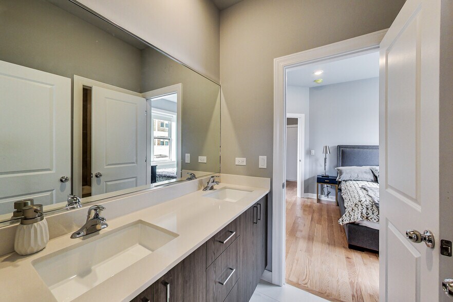 Building Photo - 5117 S Kenwood Ave